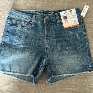 Seven7 Fray Hem Comfort “Kaui” Floral Pattern Weekend Shorts Size 8. NWT
